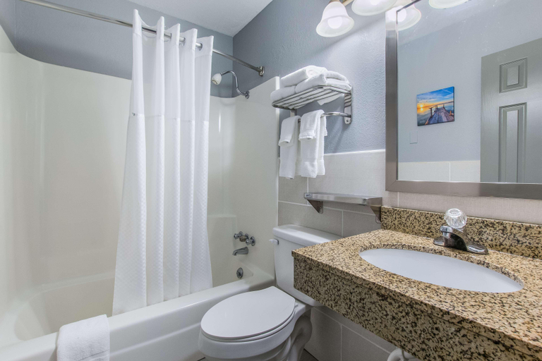 Bathroom 4, Knights Inn and Suites Salem, Washington