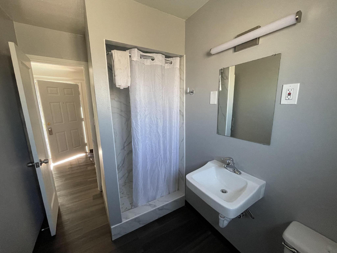Bathroom 4, Holiday Motel, Multnomah