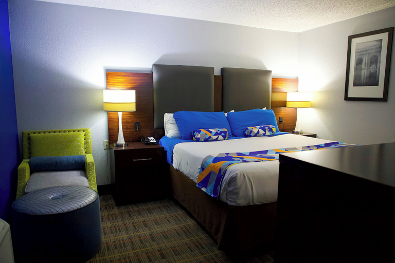 Bedroom 3, Express Inn Parsons, Labette