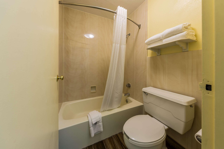 Bathroom 5, Quality Inn Clemson near University, Anderson