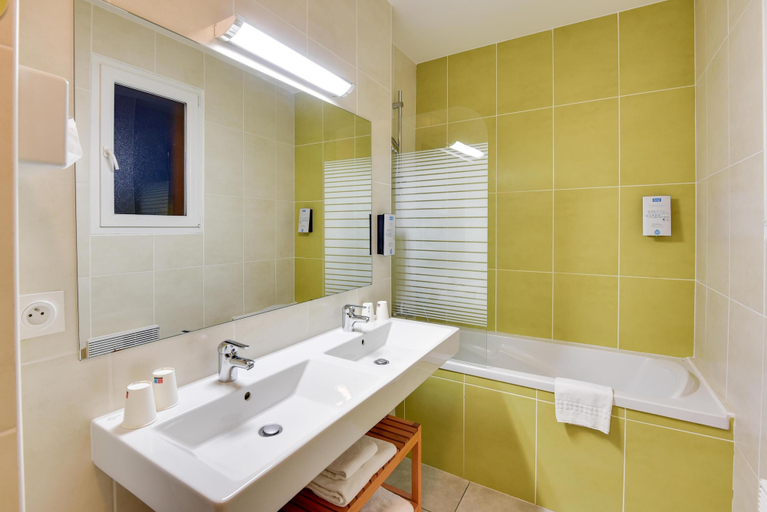 Bathroom 4, Kyriad Perpignan Sud, Pyrénées-Orientales