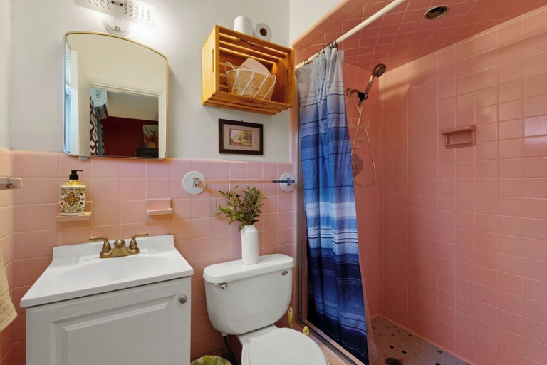 Bathroom, 1BR Pet-friendly Studio Parking & Backyard BBQ, Broward