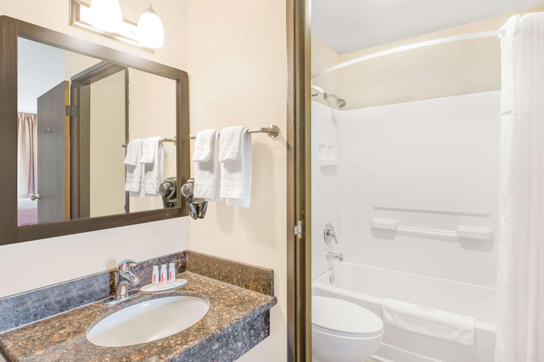 Bathroom 4, Super 8 by Wyndham Redding, Shasta