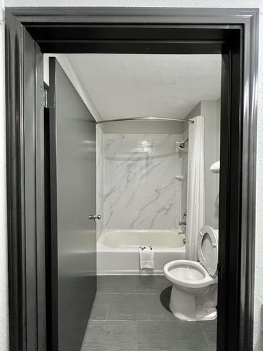 Bathroom 4, Super 8 by Wyndham Sealy, Austin