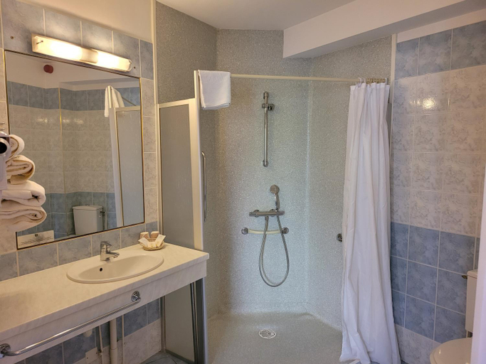 Bathroom 4, L'AUBERGE DE L'OLIVE, Allier