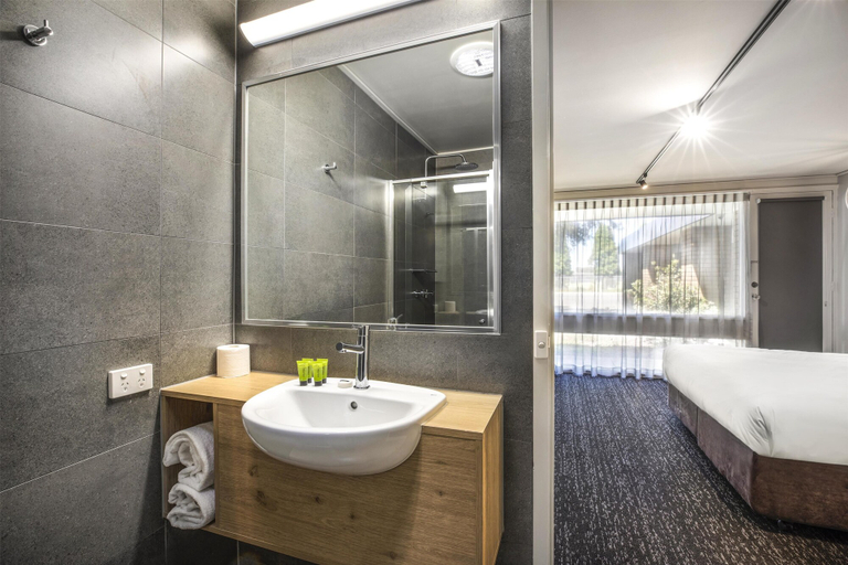Bathroom 4, Nightcap at Gateway Hotel, Corio - Inner