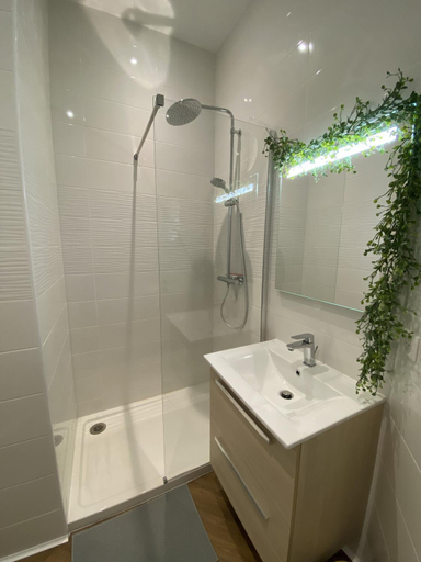 Bathroom 2, Marianne 6, Dordogne