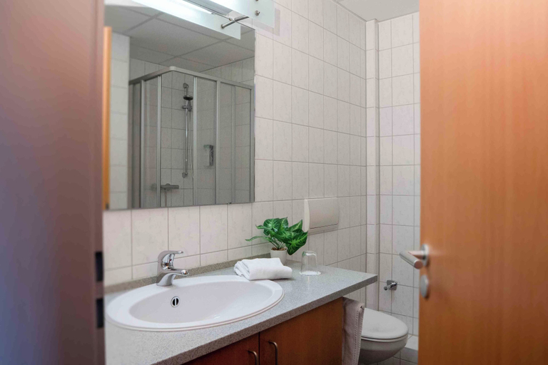 Bathroom 5, Plaza Inn Braunschweig City Nord, Braunschweig