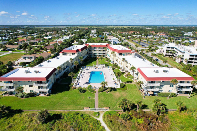 Room 2, Beachfront Luxe Epic Ocean Views Sleeps 6, Saint Johns