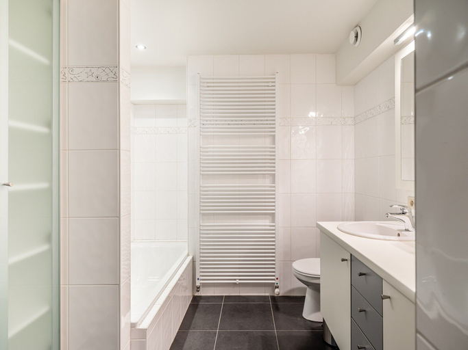 Bathroom 3, Apartment in Belgium 100m From the Sea, West-Vlaanderen