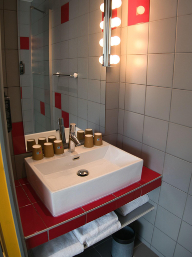 Bathroom 4, Ibis Styles Chartres, Eure-et-Loir