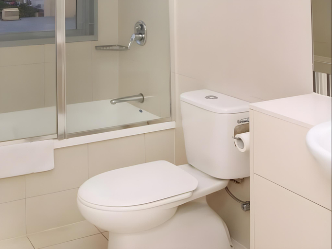 Bathroom 5, Toowoomba Central Plaza Apartment Hotel, Toowoomba - Central