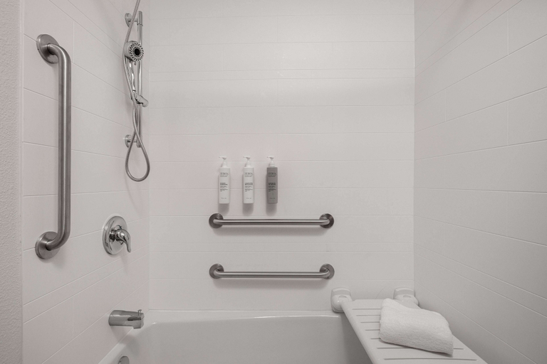 Bathroom 3, Spark by Hilton Santa Nella on I-5, Merced