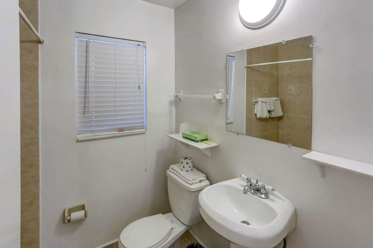 Bathroom 3, Richard's Motel, Broward