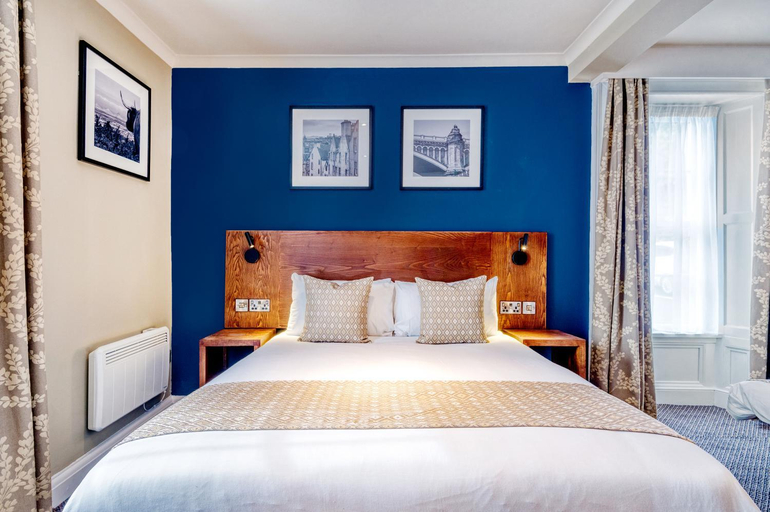 Bedroom, The White Hart by Innkeeper's Collection, Hampshire