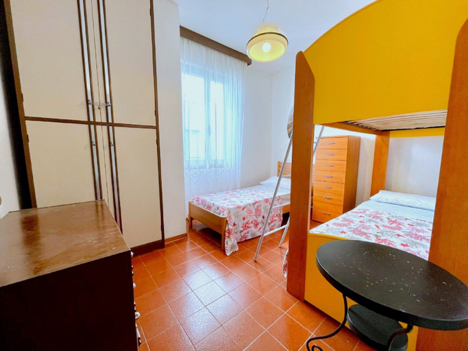 Bedroom 2, Apartment in Caorle Near Spiaggia Tartaruga, Venezia