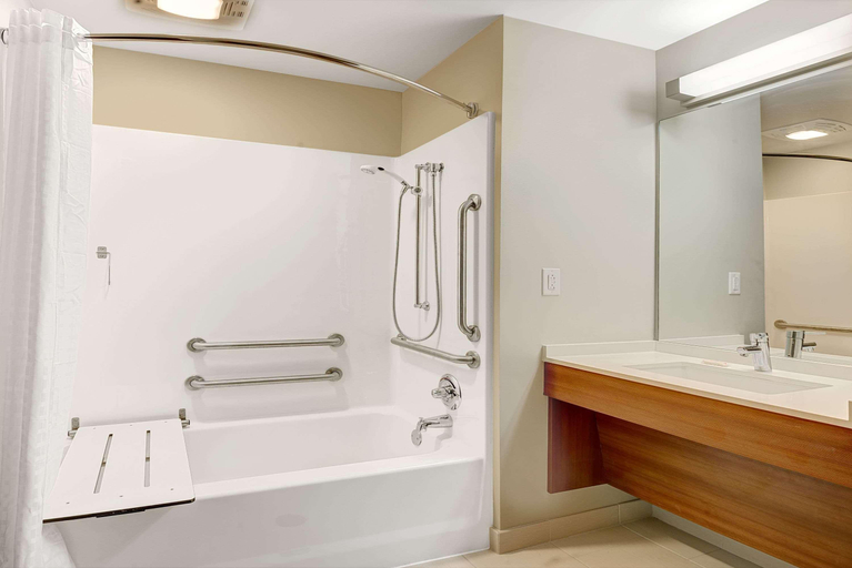 Bathroom 4, Microtel Inn & Suites By Wyndham Philadelphia Air, Delaware