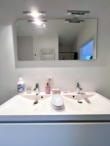 Bathroom 2, Spacious Loft Instant Favourite Up to 4, Bruxelles