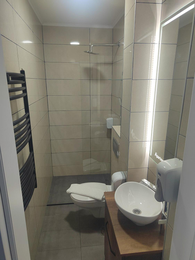 Bathroom 2, Apartmani 29, Inđija