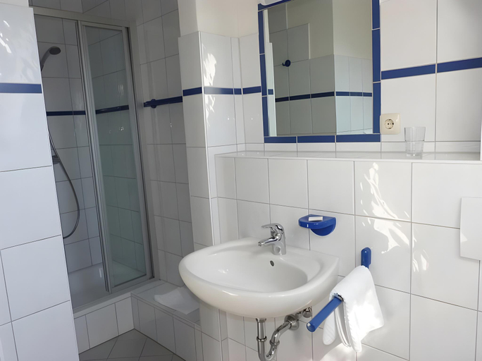 Bathroom 3, Gasthaus Zum Schlovüwirt, Neumarkt in der Oberpfalz
