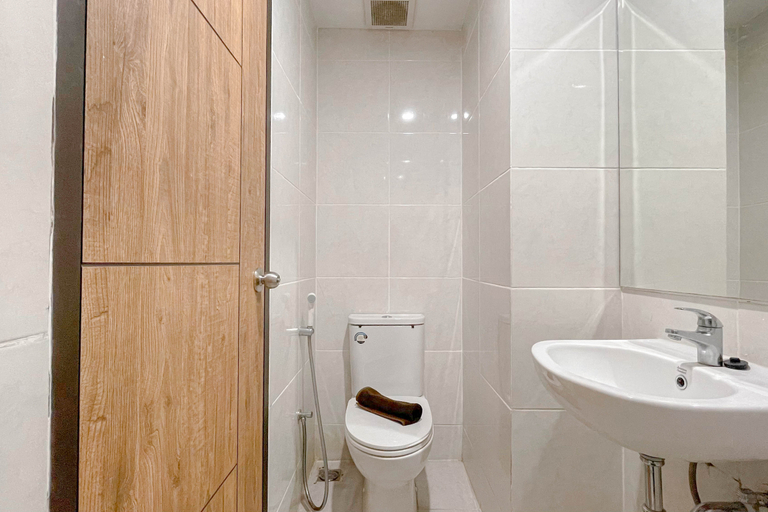 Bathroom 5, Modern Scandinavian Studio at Delft Ciputra Makassar Apartment By Travelio, Makassar