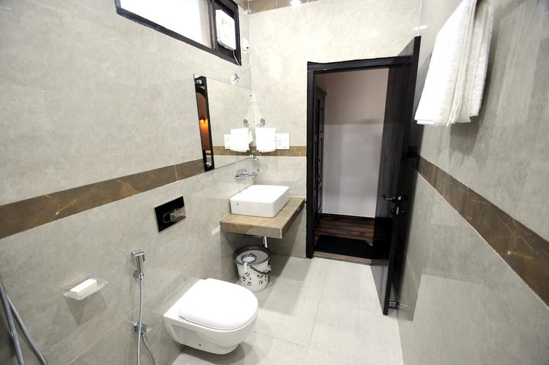 Bathroom, Celebs Resort, Shimla