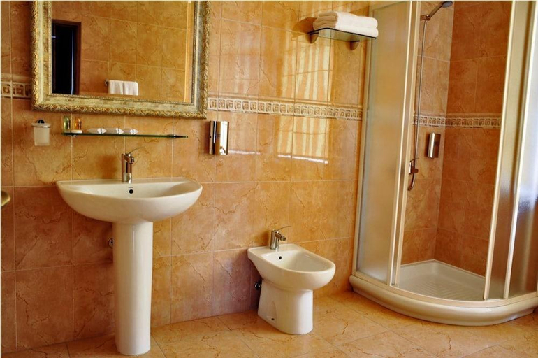 Bathroom 5, Diplomat Club Hotel