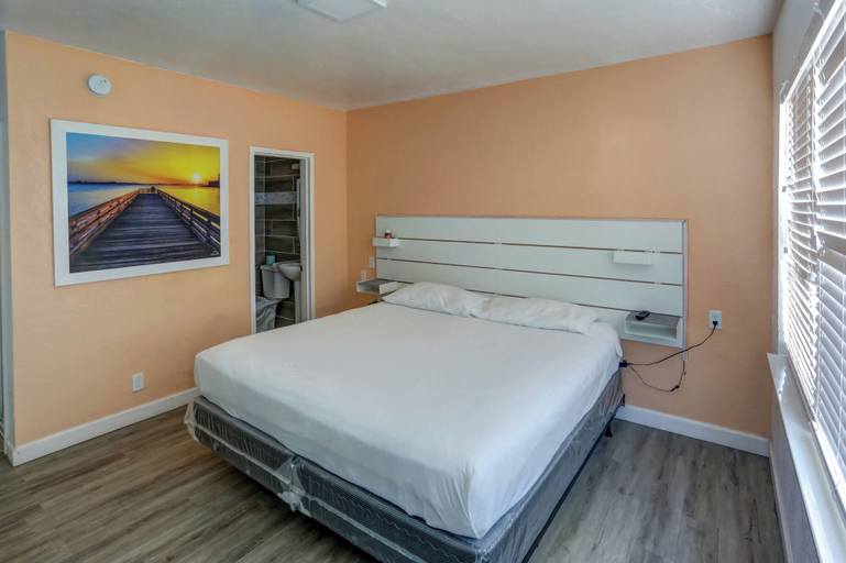 Bedroom 3, Beach and Town Motel, Broward