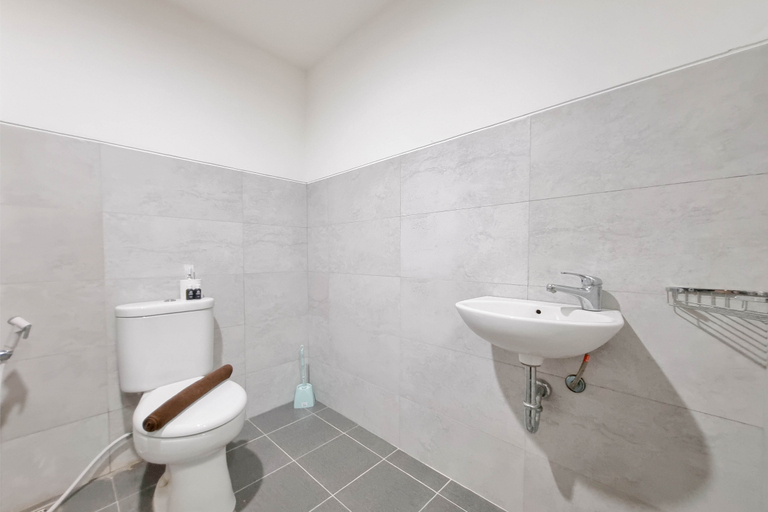 Bathroom 5, Spacious 2BR at Green Park Yogyakarta Apartment By Travelio, Sleman