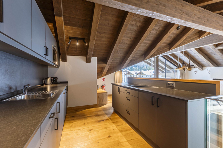 Private kitchen 2, Amazing Penthouse With Shared Pool, Reutte