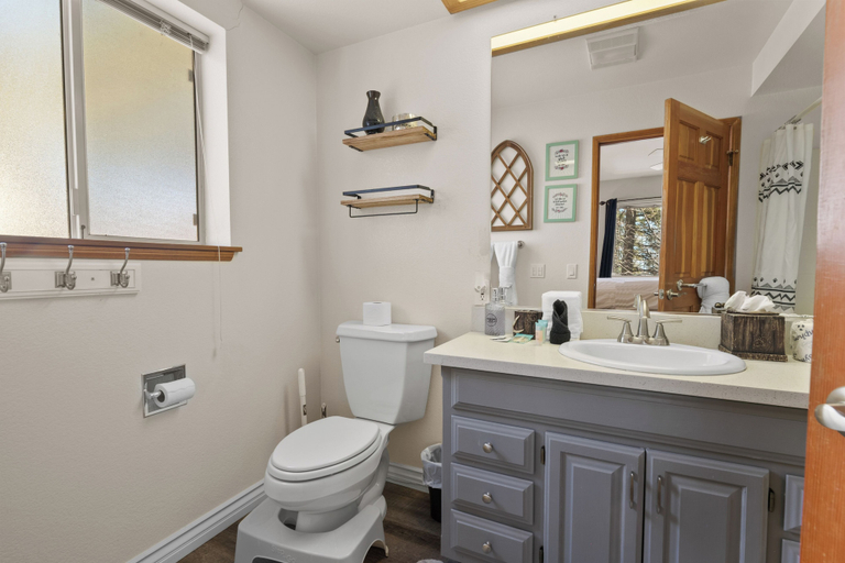 Bathroom 3, Gutierrez Getaway, San Bernardino