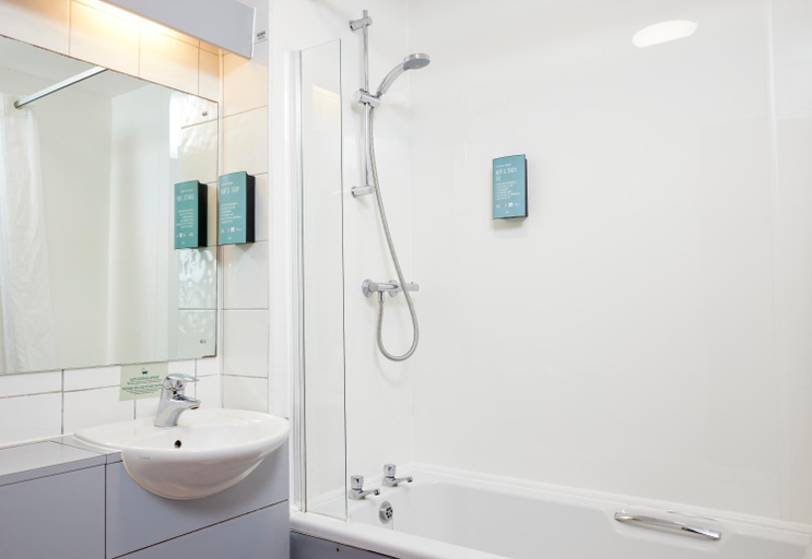 Bathroom 3, Pride of Lincoln by Good Night Inns, Lincolnshire