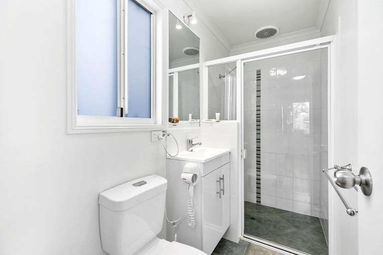 Bathroom 4, Comfort Hotel Parklands Calliope, Calliope - Pt A
