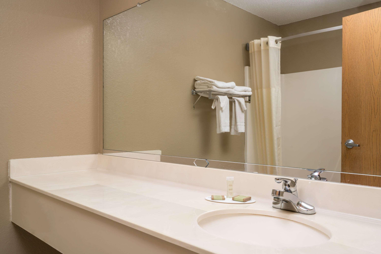 Bathroom 4, Super 8 by Wyndham Beresford, Lincoln