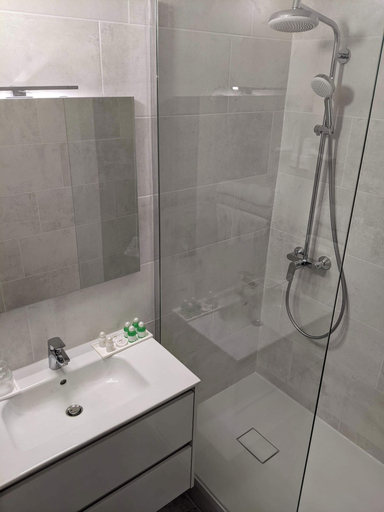 Bathroom 4, Le Pradet Hotel, Vaucluse