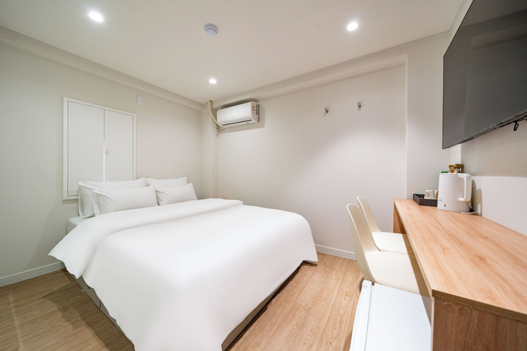 Bedroom 3, Cream Hotel, Guri