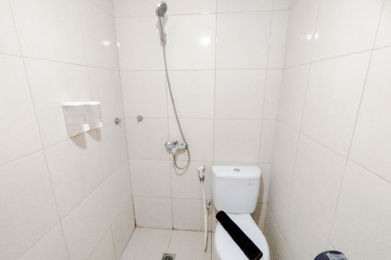 Bathroom 5, Purple Touch Studio at Orchard Supermall Mansion Apartment By Travelio, Surabaya