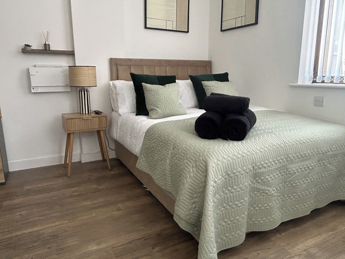 Bedroom 3, Central 1-bed Studio, Sleeps 2 With City Views, Sefton