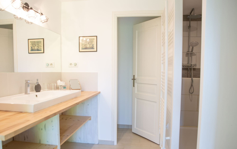 Bathroom 5, Les Hauts d'Etretat, Seine-Maritime