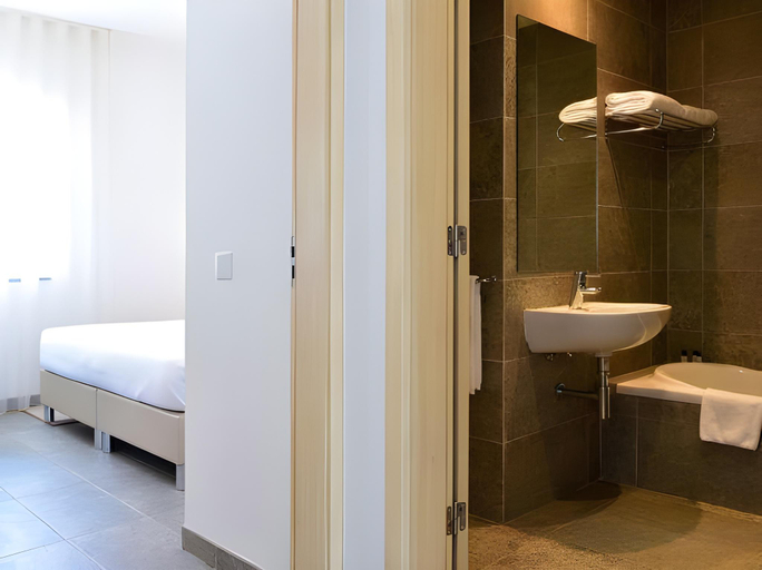 Bathroom 5, Algarve Race Resort Hotel, Portimão