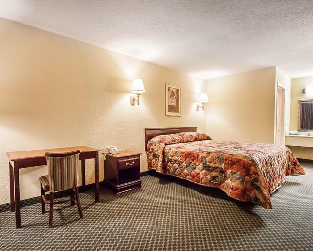 Bedroom 3, Rodeway Inn Prattville I-65, Elmore
