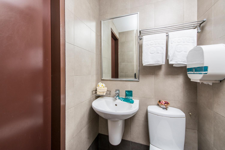 Bathroom 12