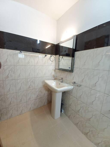 Bathroom 3, River 's Edge , Galle Four Gravets