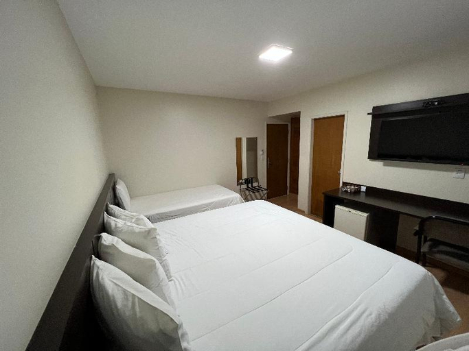 Bedroom 3, Hd Plaza Hotel, Assis