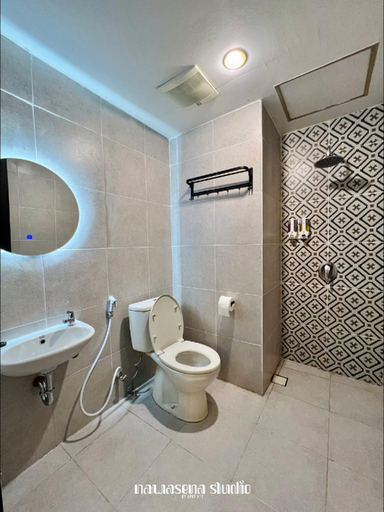 Bathroom, Nawasena Studio at Solo Paragon Apartment, Solo