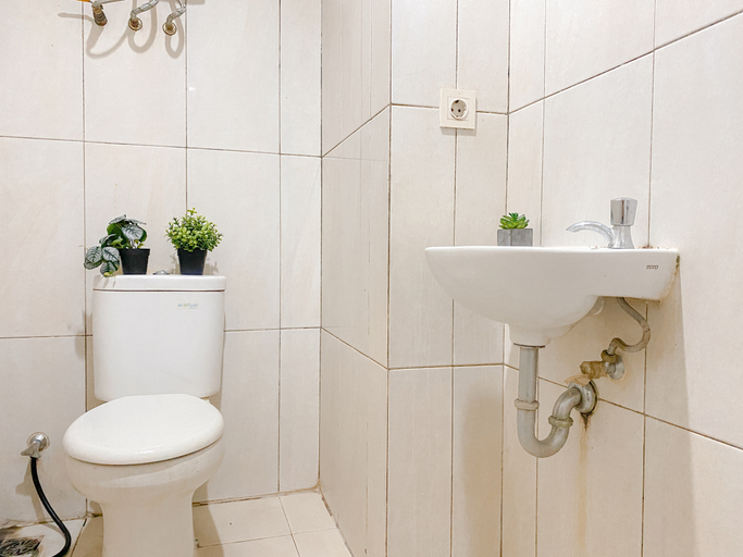 Bathroom 5, Studio Apartment Direct Access to Mall at Grand Kamala Lagoon By Travelio, Bekasi