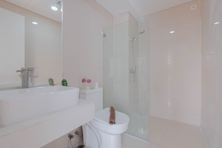 Bathroom 5, Spacious 3BR at Daan Mogot City Apartment By Travelio, West Jakarta