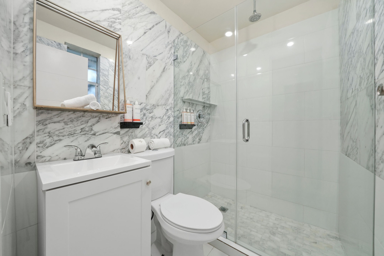 Bathroom 4, Chesterfield Hotel & Suites, Miami-Dade