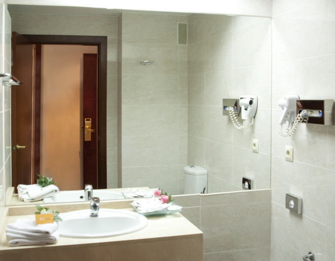 Bathroom 5, BQ Andalucia Beach Hotel, Málaga