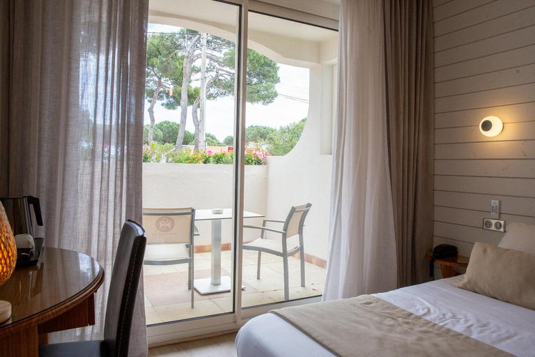 Bedroom 3, Grand Hotel Du Lido - sur la plage d'Argeles, Pyrénées-Orientales